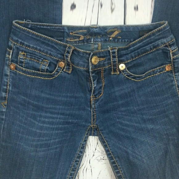 jeans with loop on back pocket